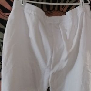 White Laney capri pull on Capri pants size 26 wide